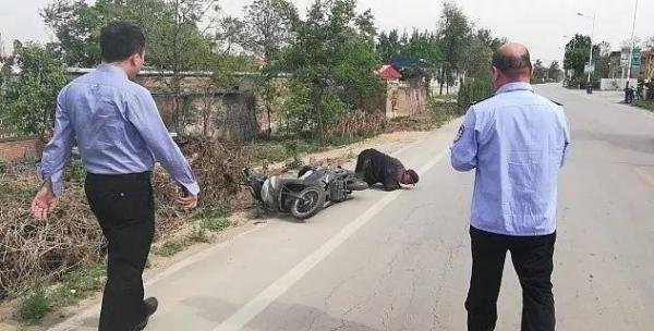 2名毕业生毫不犹豫扶起摔倒老人 这是咋情况？