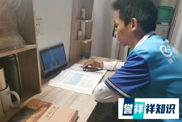 郑州外卖小哥拆硕士录取通知时生病的父亲泪崩 网友：越努力越幸运