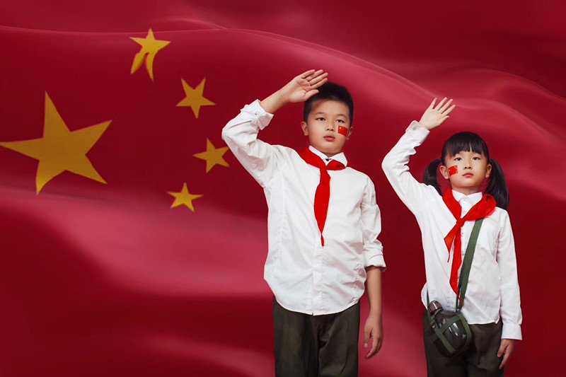 成都一男孩将比自己大一圈的国旗扶正,从男孩的举动中体现出了什么?