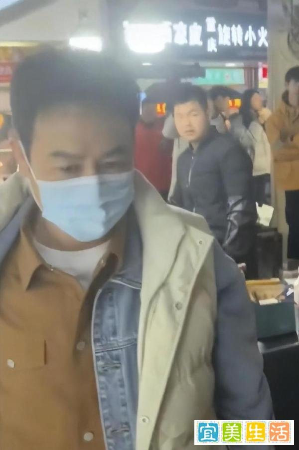 张颂文逛夜市遭围堵:别让喜爱,毁了一个好演员的创作热情!