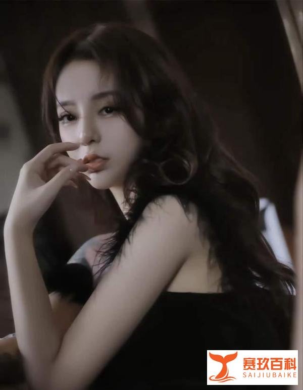 知名女网红被曝大尺度视频,面对镜头咬唇吐舌,直播痛哭另有隐情
