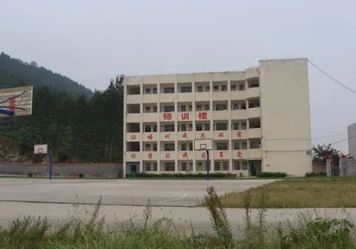 河南一中专学校官网打开为色情网站，为何会出现这一情况？