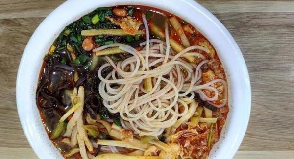高校食堂禁止堂食螺蛳粉,少数人意见胜利,人性化设置得到学生支持