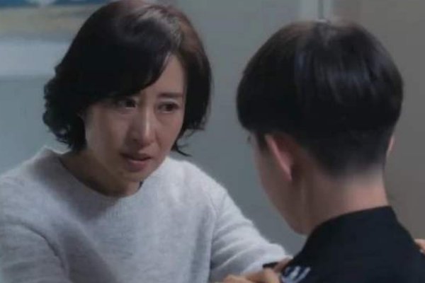 从哪里可以看出《白色月光》中的杨雁是个心机重的女人？