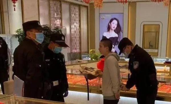 江苏19岁女子持美工刀和铁锤抢金店