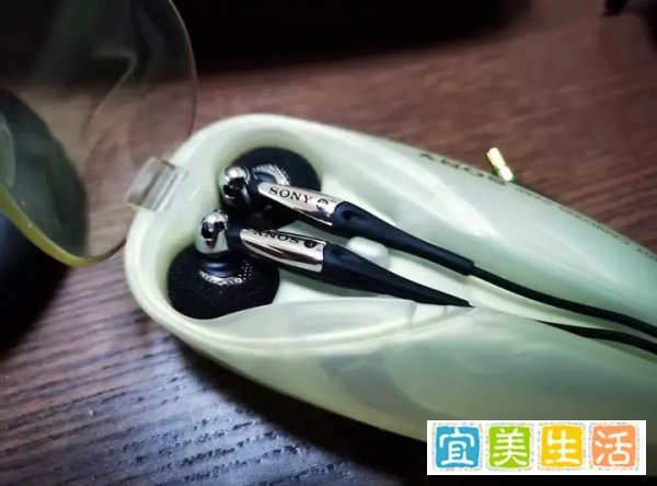 三十年前的索尼E888耳机,如今涨到几千块,文艺复兴了?