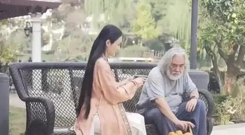 张纪中澄清离婚、住院的传闻，他如今过的怎么样？