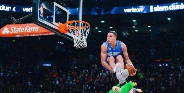 NBA皮肤很白却是黑人的球员：库里这么白也是黑人，格里芬反差大