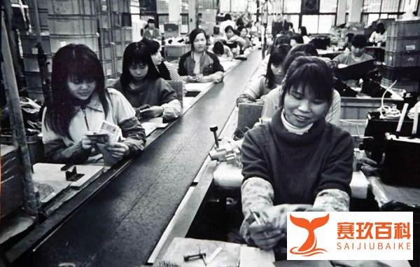 深圳老照片:三对夫妻同住一间屋,早年打工人的辛酸生活你不懂