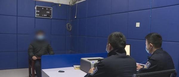 男子逗娃顺走孩子9500元金手镯 这是咋情况?
