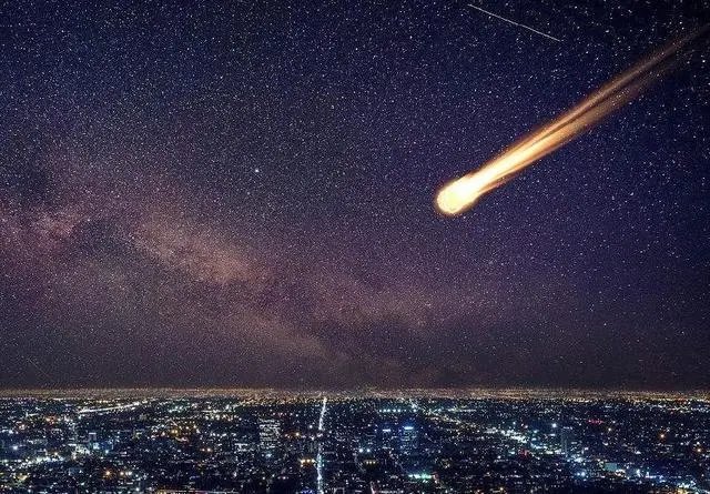 奇观!多个不同色发光体划过夜空,会是啥呢?