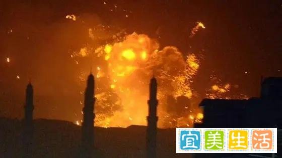 美英空袭也门:夜空升起巨大火球