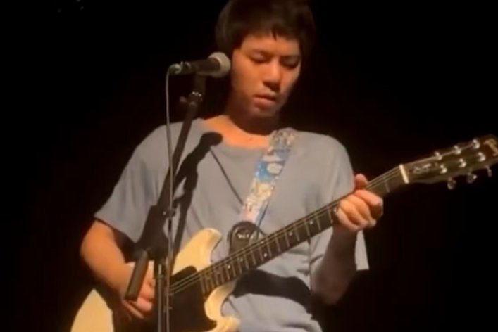 手指演出《让我给你买包烟》时，被台下观众扔烟砸脸，观众为何这么做？
