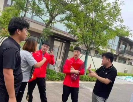现场选房!王楠夫妇兑现承诺,给国乒奥运冠亚军送房!