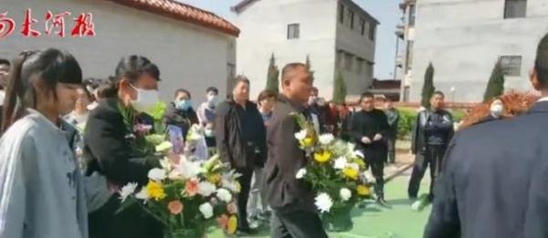 肖思远母亲伏在墓碑痛哭说妈想你了 到底什么情况?