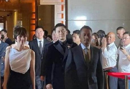 张涵予回应脸黑,幽默硬汉笑点翻倍,是古天乐羡慕的肤色了