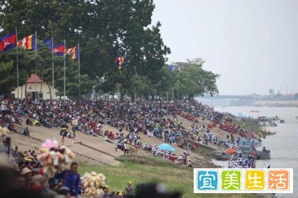 数万名民众参加“送水节”，治安和秩序一切良好！