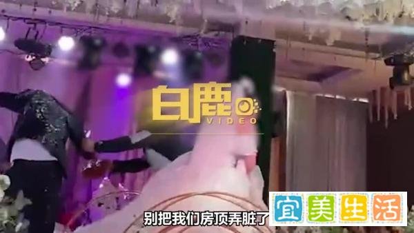 新郎结婚走红毯被朋友往衣领灌酒