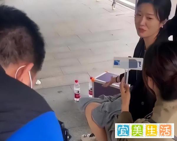 小学生被撞身亡后,母亲被网络色鬼点评身材,还称其是故意卖惨