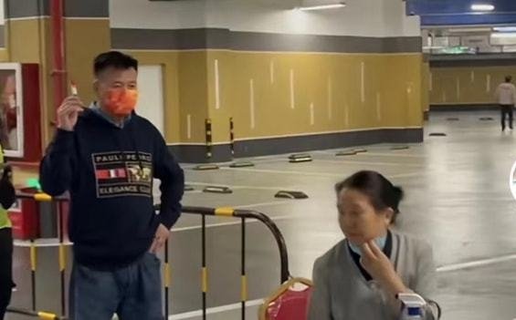 万梓良做核酸与路人发生冲突,遭怒视斥骂,双方到底是因何发生争执?