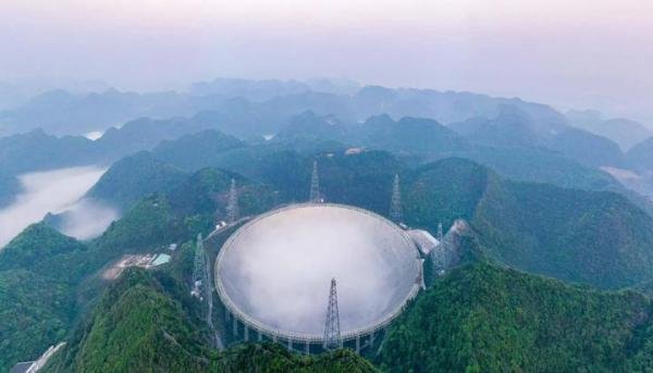 中国天眼探测137亿光年,外国科学家曾强烈抵制,还说可能遭来横祸