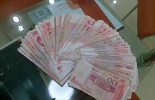 河南一医院救助流浪患者发现其腰缠28万现金,这些钱是从哪里来的?