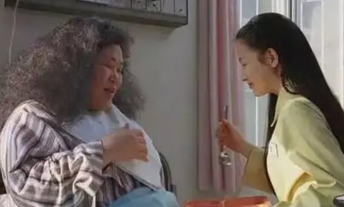 《亲切的金子》桌子上做是金子吗？