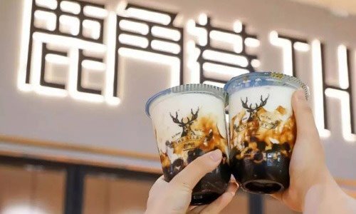 冲泡奶茶杯底现脏手套鹿角巷回应,食品安全问题为何难以得到保障?
