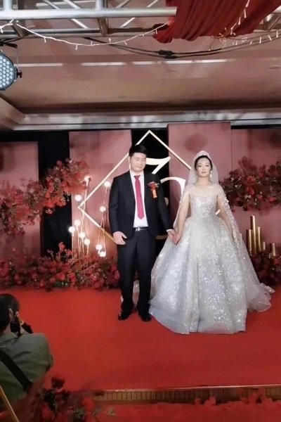 大衣哥儿媳自曝未领证,在男方未到年龄就结婚,是为了尽早做网红吗?
