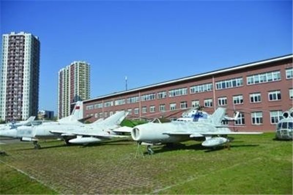 山东一高校花1800万买飞机引热议,校方对此有何回应?
