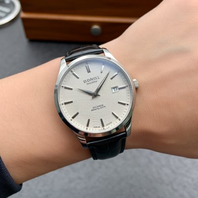 RADO手表?背面写着 jubile SWISS SAPPHIRE GLASS WATERSEALED 3ATM TUNGSTEN STEEL NO:6020G国内市价？