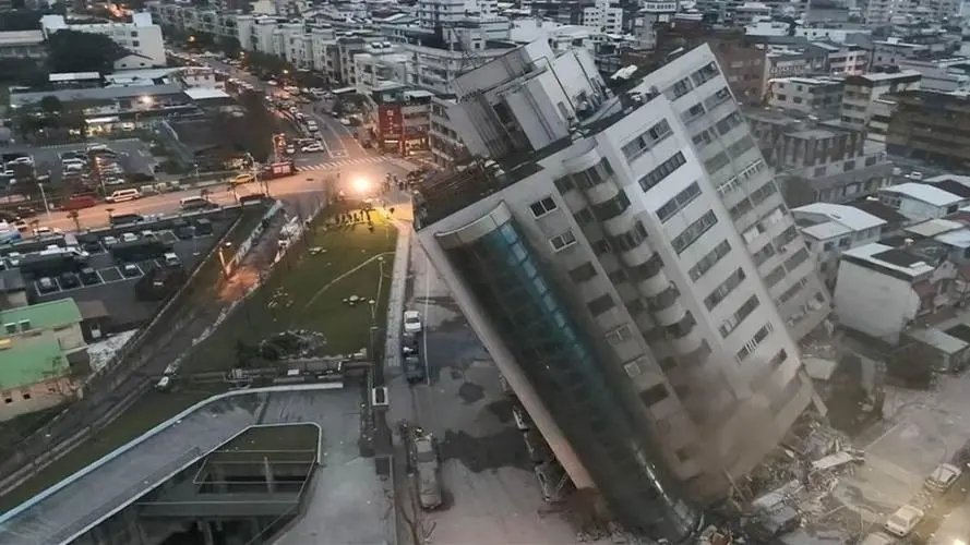 泸定地震亲历者：路面波浪形抖动，高楼大厦在地震面前是什么模样？