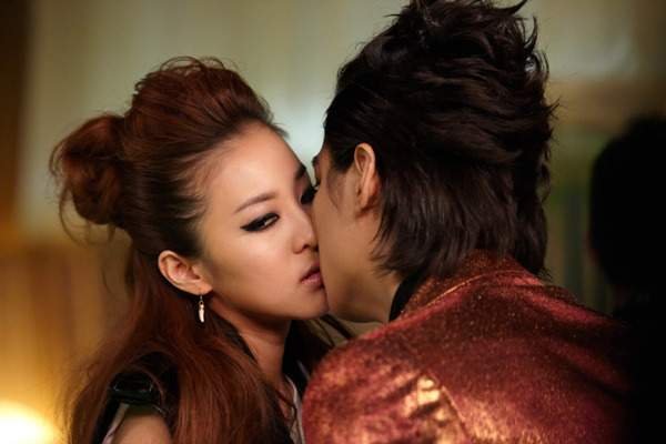 求一个韩国歌曲MV名字、里面有个女的在酒吧做调酒或是DJ什么的、