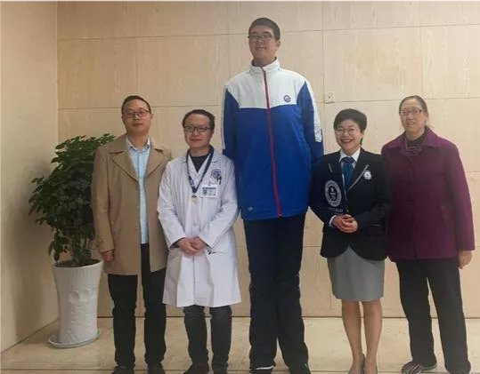 “14岁身高221”四川男孩成世界最高青少年，放弃打篮球可惜吗？