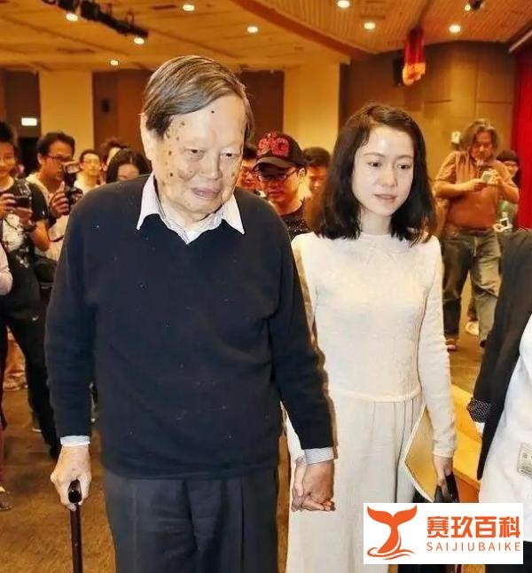 102 岁杨振宁月工资曝光！翁帆为何说：这点钱还不够我买口红？