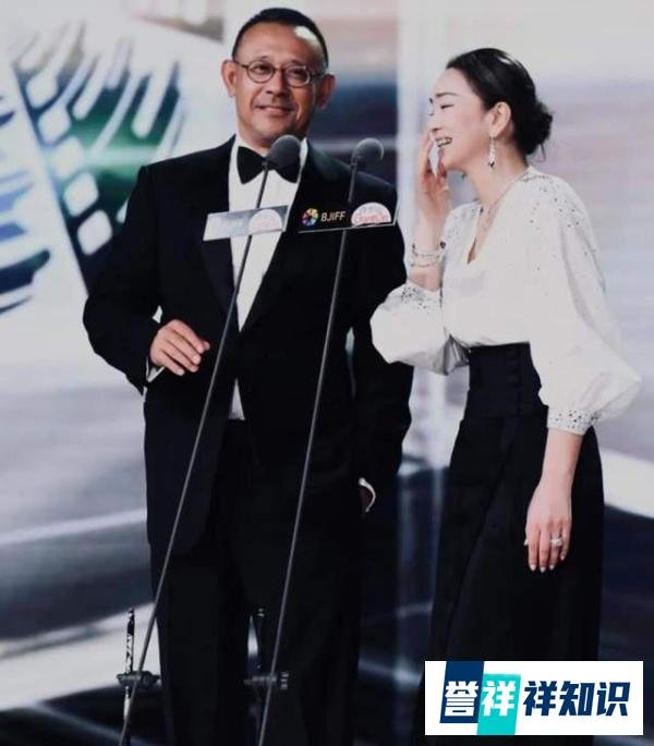 为何？陈道明说：“最荣幸的人应该是巩俐，对吧，三个丈夫！”