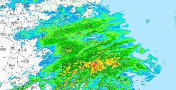 冷暖气流激烈碰撞雨雪范围持续扩大，寒潮深入长江以南，冰冻南岭