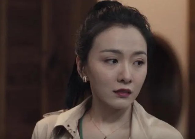 扫黑风暴麦佳躺床上那人是谁