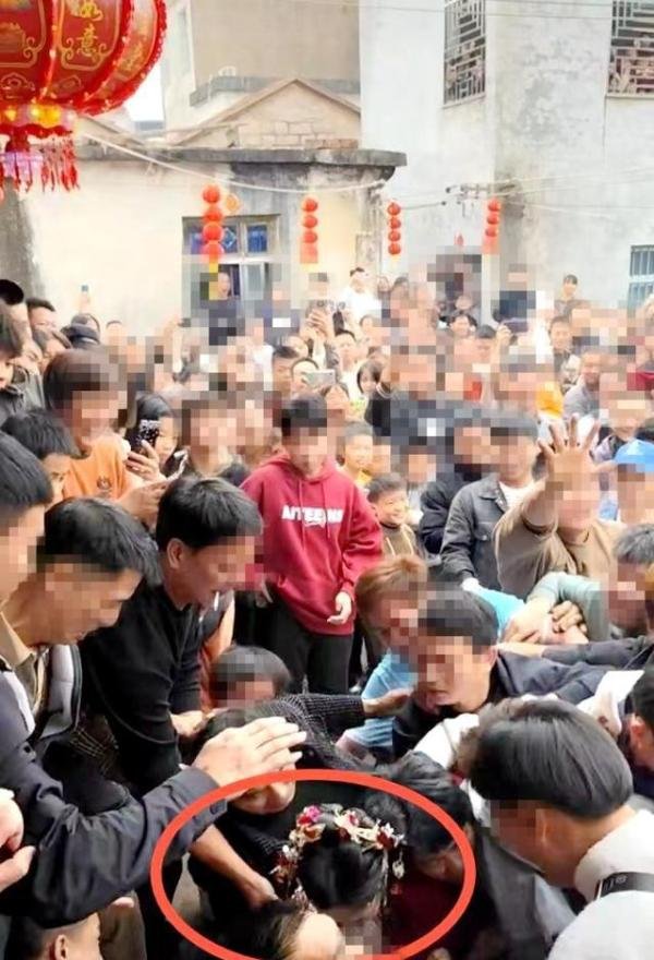 多名男子推倒新娘闹元宵