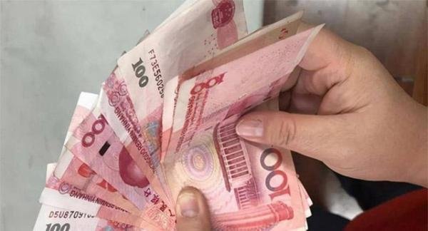 普通人在银行存100万存款,靠吃利息,能过上什么样的生活?