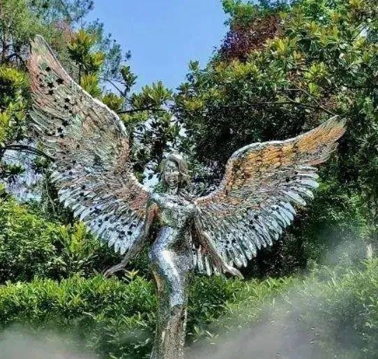 停止网暴!李玟雕像落成“烈士陵园”,被网友炮轰,官方马上回应