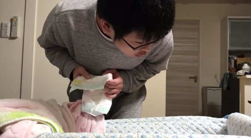浙江一父亲在给女儿换尿不湿时支开一旁的叔叔,如何站在客观角度看待此事?