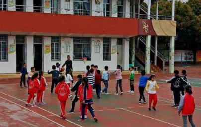 深圳中小学拟延后两小时放学，这么做的原因是什么？