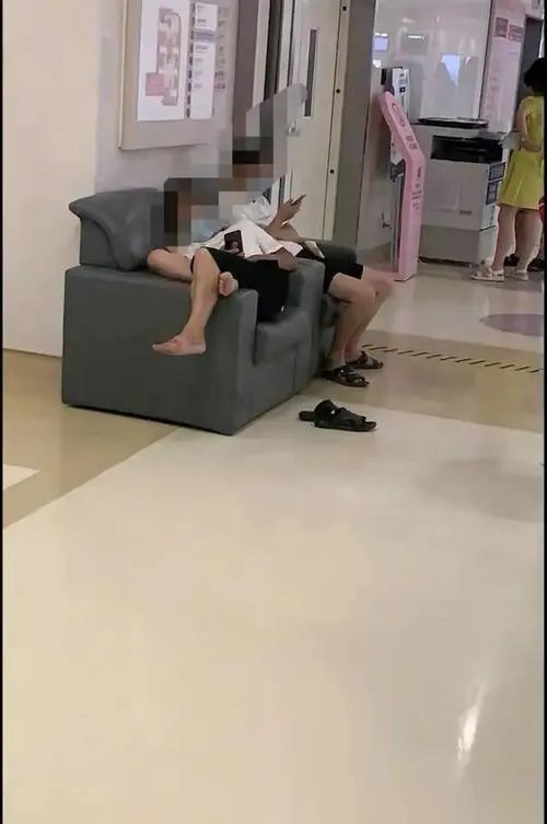 成都两男子霸坐产科门口沙发,他们为何不让座与挺着肚子的孕妇?