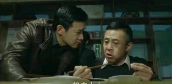 老戏骨侯勇与友人深夜聚餐，喝到脸通红驾车离开，疑似酒驾？