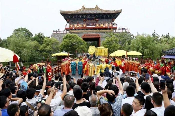 上万游客挤满清明上河园石桥,若发生意外谁来负责?