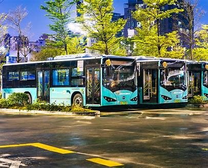 浙江一男子疑碰瓷公交被路人淡定拖走,如何看待这波“丝滑”的操作?