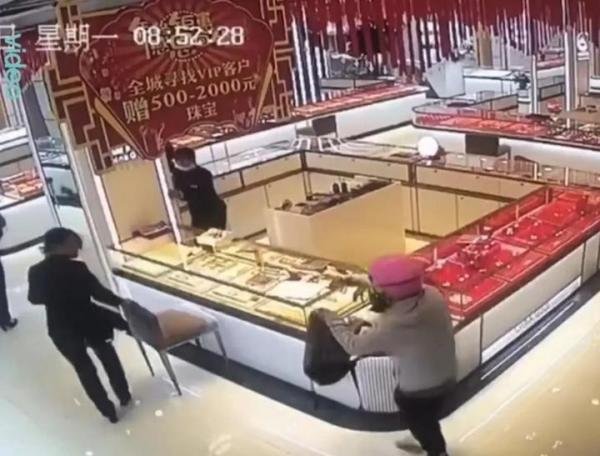 江苏19岁女子持美工刀和铁锤抢金店