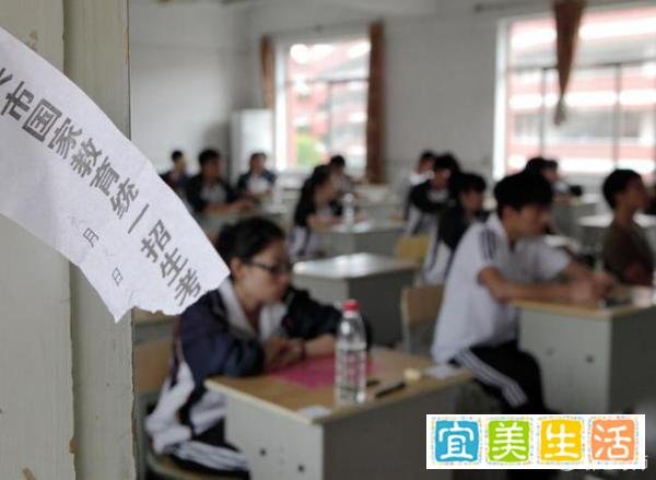 女儿高考630分单亲妈妈边笑边流泪:超出预估20分,笑着笑着就哭了