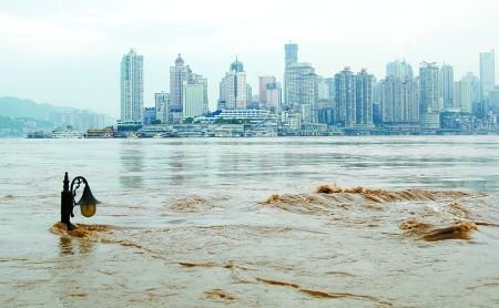 朝天门门洞全部被淹没，当地洪水到底有多严重？